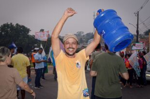 Candidato faz caminhada com galão, simbolizando a falta D'água em Rio Branco