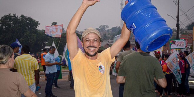 Candidato faz caminhada com galão, simbolizando a falta D'água em Rio Branco