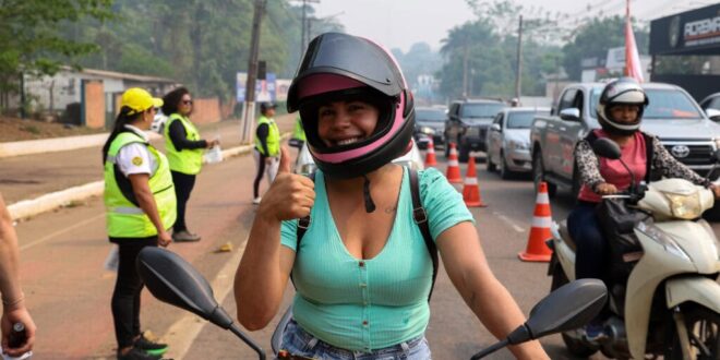 Detran encerra Semana Nacional de Trânsito com ação educativa na Avenida Antônio da Rocha Viana, em Rio Branco