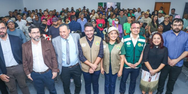5o títulos definitivos para famílias rurais de Rio Branco são entregues durante a Expoacre