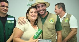Moradores dos loteamentos Santa Cruz e Cabreúva recebem títulos definitivos em cerimônia na Expoacre