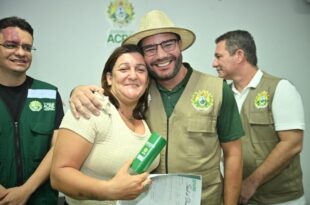 Moradores dos loteamentos Santa Cruz e Cabreúva recebem títulos definitivos em cerimônia na Expoacre