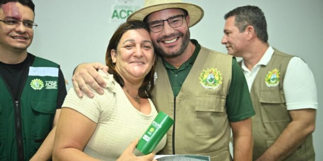 Moradores dos loteamentos Santa Cruz e Cabreúva recebem títulos definitivos em cerimônia na Expoacre