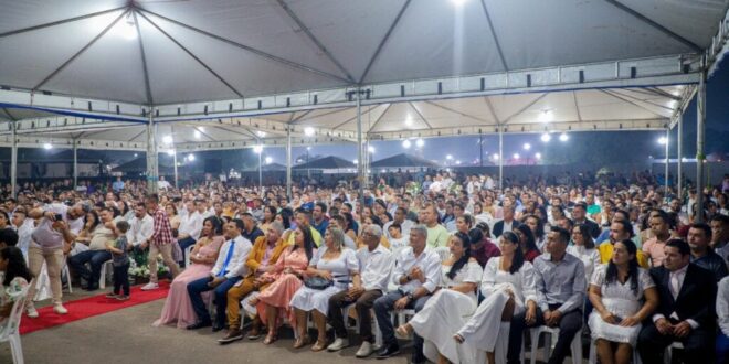 500 casais oficializam a união em casamento coletivo na Expoacre