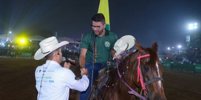 Governador Gladson Cameli participa da abertura do rodeio