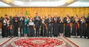 Governador prestigia sessão que marca 49 anos de carreira da desembargadora Eva Evangelista