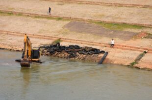 Virou lixão: operação de limpeza retira 600 pneus do Rio Acre