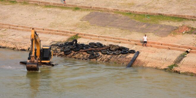 Virou lixão: operação de limpeza retira 600 pneus do Rio Acre