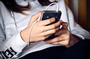 Pesquisas relacionam celular à queda de aprendizado e aumento da depressão
