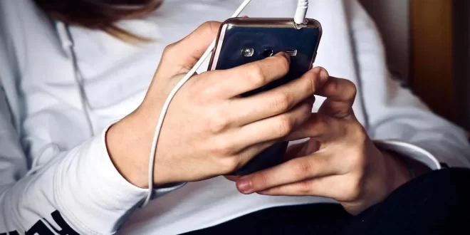 Pesquisas relacionam celular à queda de aprendizado e aumento da depressão