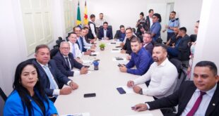 Governador realiza reunião estratégica com deputados da base governista