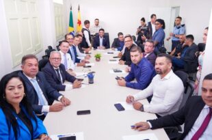 Governador realiza reunião estratégica com deputados da base governista