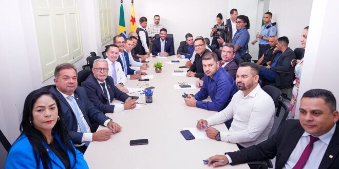 Governador realiza reunião estratégica com deputados da base governista
