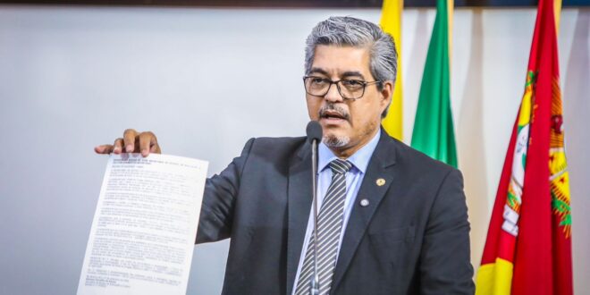 "Qual foi a medida administrativa tomada para investigar quem deixou passar?", questiona Edvaldo sobre contrato superfaturado da Educação