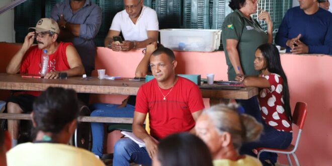 Produtores da agricultura familiar recebem equipamentos