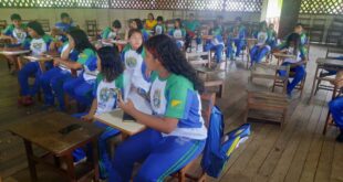 Professor indígena ensina geografia e cultura ancestral para o povo Shanenawa