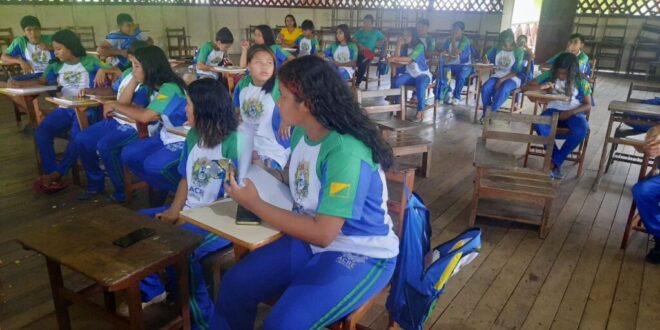 Professor indígena ensina geografia e cultura ancestral para o povo Shanenawa
