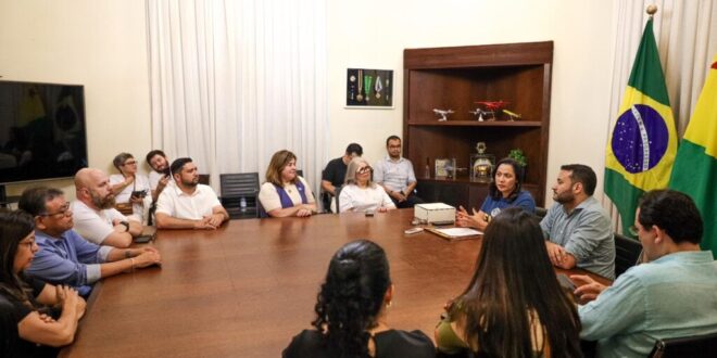 Governadora em exercício recebe secretários de Educação de todo o Brasil
