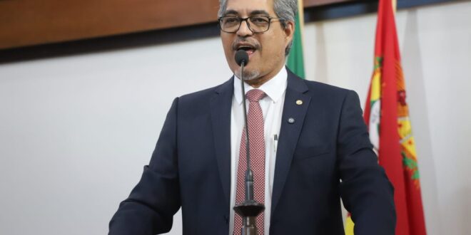 Edvaldo Magalhães volta a defender retirada da exigência de videoaula do concurso da Educação