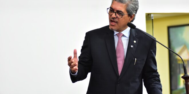 Edvaldo questiona transferência do patrimônio público do setor de Nefrologia da Fundação para a iniciativa privada