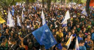 Populares lotam a praça em comemoração pela reeleição de Bocalom