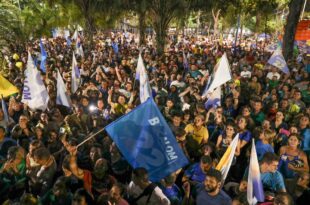 Populares lotam a praça em comemoração pela reeleição de Bocalom