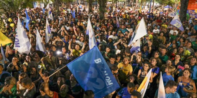 Populares lotam a praça em comemoração pela reeleição de Bocalom