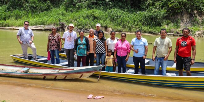 Gonzaga entrega embarcações que vão atender associação de mulheres e ribeirinhos de comunidades isoladas em Cruzeiro do Sul