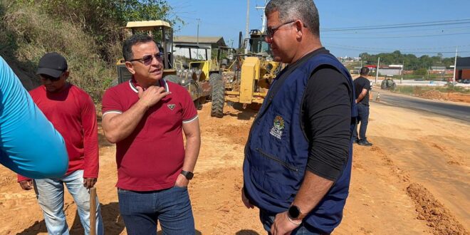 Gonzaga acompanha obras de duplicação da estrada do aeroporto de Cruzeiro do Sul e destaca investimentos do governo