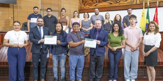 Deputados entregam certificados para alunos indígenas do Educa ALEAC