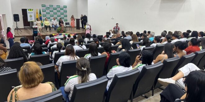 Formandas dos cursos profissionalizantes do projeto Mulheres Mil recebem certificados