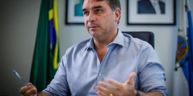 “Pensar em matar não é crime”, diz Flávio Bolsonaro sobre ação da PF