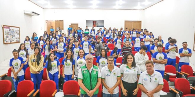 Governo realiza palestras sobre uso racional da água em escolas de Cruzeiro do Sul
