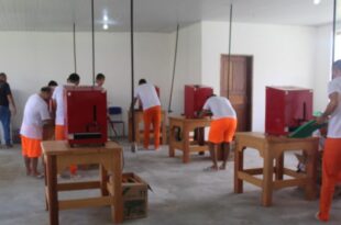Fábrica de chinelos é inaugurada dentro de Unidade Prisional no Acre
