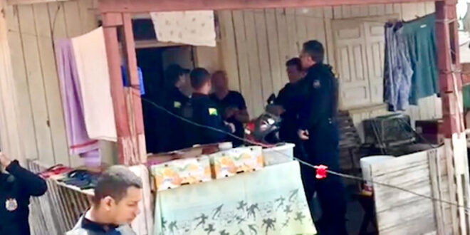 Filho mata a própria mãe a golpes de faca