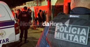 Homem é executado a tiros enquanto estava com criança de colo