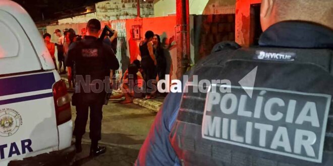 Homem é executado a tiros enquanto estava com criança de colo