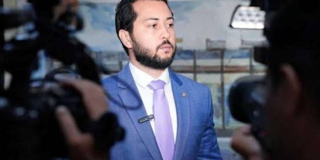 Jarude denuncia descaso com famílias acampadas em frente à Aleac e questiona prioridades do orçamento estadual