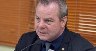 Pedro Longo propõe lei que proíbe uso de celulares por alunos durante as aulas nas escolas do Acre