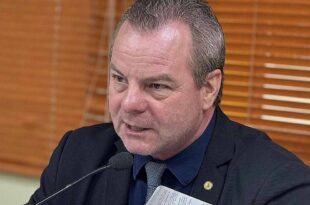 Pedro Longo propõe lei que proíbe uso de celulares por alunos durante as aulas nas escolas do Acre