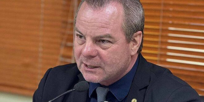 Pedro Longo propõe lei que proíbe uso de celulares por alunos durante as aulas nas escolas do Acre