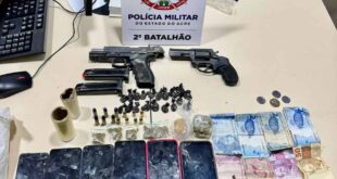 Suspeitos são presos com armas, drogas e moto roubada