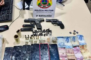 Suspeitos são presos com armas, drogas e moto roubada