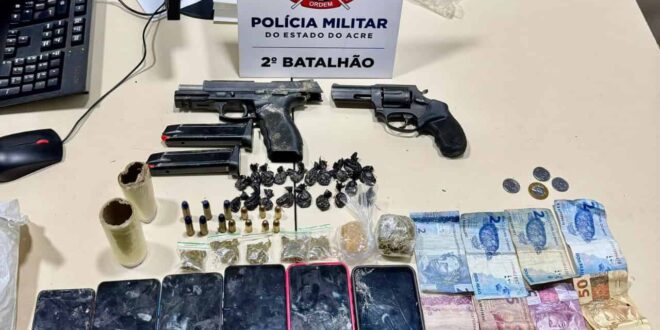 Suspeitos são presos com armas, drogas e moto roubada