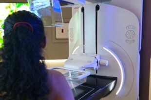 Detentas fazem exame de mamografia em ação de saúde do Outubro Rosa