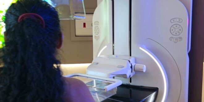 Detentas fazem exame de mamografia em ação de saúde do Outubro Rosa