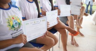 Detentas que concluíram curso profissionalizante recebem o certificado