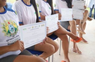 Detentas que concluíram curso profissionalizante recebem o certificado