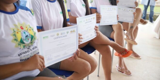 Detentas que concluíram curso profissionalizante recebem o certificado
