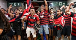 Torcedores recepcionam Time do Flamengo no aeroporto